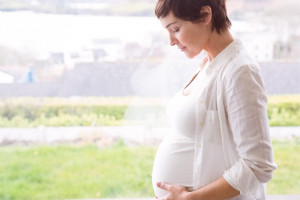 آیا استفاده از روغن کرچک باعث کاهش دردهای بارداری و زایمان می شود؟