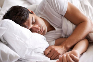 4 علت اصلی مشت کردن دست ها در زمان خواب