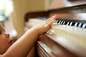 مناسب ترین زمان برای شروع آموزش موسیقی به کودک از چه سنی است؟