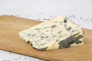 پنیر بلوچیز با کپک فراوان و بوی بد ولی پر مزیت