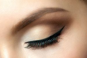 چگونه برای خودمان خط چشم زیبا بکشیم؟