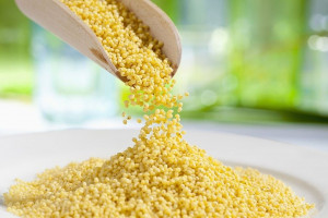 روش تشخیص ارزن خوب و مرغوب برای پرنده از دانه کهنه