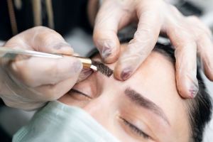 هاشور ابرو چیست؟ در چه مواردی هاشور ابرو توصیه نمی‌شود؟