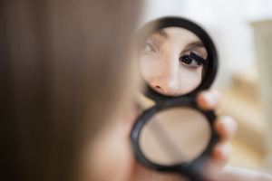 مراحل درست پاک کردن ریمل ضد آب از روی چشم