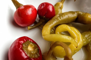 طرز تهیه ترشی فلفل کبابی همدانی با فلفل تند و شیرین
