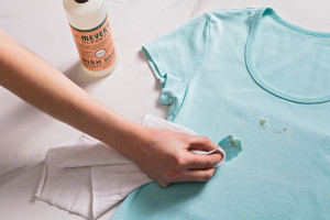 چطور لکه رنگ پلاستیک رو از روی لباس پاک کنیم؟