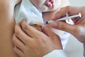 برای کاهش درد واکسن نوزاد باید چیکار کرد؟