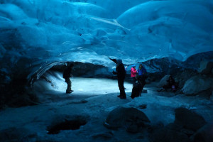 آشنایی با غار یخی مندنهال آلاسکا و ویژگی های تاریخی و طبیعی آن