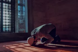 آیا خندیدن در نماز، موجب بطلان نماز میشود؟