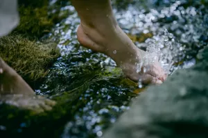 ۵ فایده گذاشتن پا در آب گرم