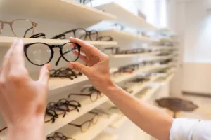 آشنایی با پوشش هزینه عینک و لنز در بیمه تکمیلی