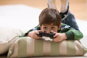 خطرات و عوارض بد و جبران ناپذیر بازی های کامپیوتری برای کودکان