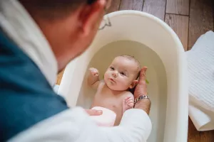 طریقه شستن نوزاد با بند ناف