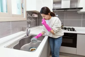 4 مرحله ساده برای رفع بوی بد کفشور آشپزخانه