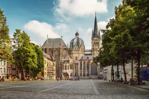 کلیسای جامع آخن عمارت تاریخی و توریستی آلمان
