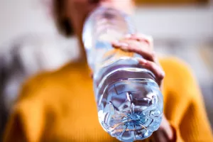آیا استفاده روزانه از بطری آب موجب نازایی می شود؟