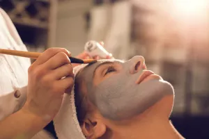 باورنکردنی ترین فواید ماسک استیکی برای پوست صورت