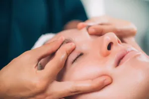 فواید یوگای صورت (پیشگیری از چین و چروک و افتادگی پوست)