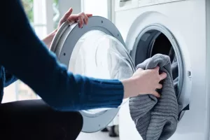 بررسی دلیل سفیدک زدن لباس ها بعد از شستن در ماشین لباسشویی