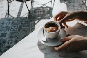 علائم مسمومیت با قهوه چیست؟ آیا کافئین موجب مرگ می شود؟