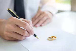حکم نگفتن عقیم بودن در خواستگاری چیست؟