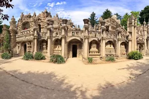 کاخ فردیناند شوال در فرانسه با سازه زیبا و خلاقانه