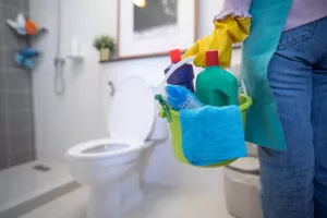 ۶ ترفند اساسی جهت از بین بردن کپک دستشویی و حمام‌