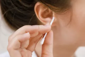 ترشحات آبکی و تلخ گوش : رنگ جرم گوش نشانه چیست ؟