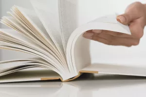 5 راه کار طبیعی برای رفع بوی بد کتاب های قدیمی
