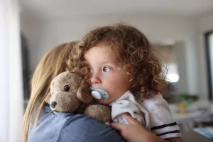 راه های مقابله با اضطراب جدایی در کودکان و تحمل جدایی از مادر بدون گریه
