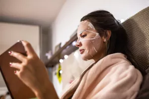 آیا بعد از زدن ماسک ورقه ای باید صورت را بشوییم؟