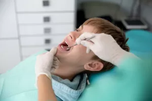 دلایل بیرون زدن دندان اضافه در کودکان چیست؟