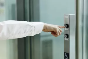 از قوانین استفاده از آسانسور در آپارتمان چه می‌ دانید؟
