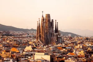 با کلیسای زیبای لاساگرادا فامیلیا در اسپانیا آشنا شوید