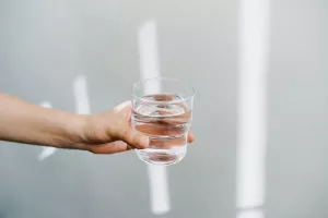 فرق آب مقطر با آب معمولی ، آب معدنی و آب جوش
