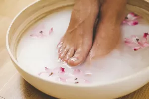 معجزه شیر و جوش‌ شیرین برای از بین بردن قارچ ناخن و خشکی پوست پا