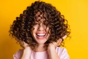 9 دلیل برای اثبات بهتر بودن موی فر نسبت به موی صاف !