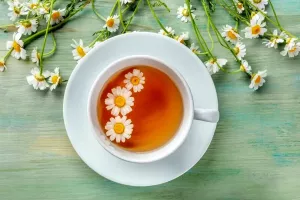 خاصیت بی نظیر چای بابونه با عسل ؛ بهترین دمنوش گیاهی