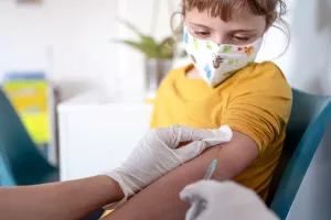 مراقبت های پس از واکسن 6 سالگی : نکاتی که مادران باید بخوانند