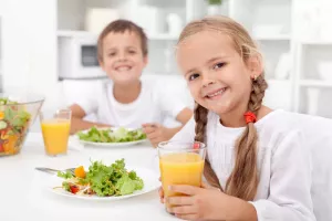 ۱۰ پیشنهاد عالی برای علاقه‌ مند کردن کودک به خوردن صبحانه
