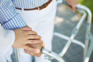 علت افتادن و زمین خوردن سالمندان چیست؟