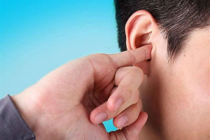 علت خارش گوش + بهترین راه درمان این عارضه در منزل