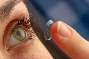 چگونه از لنز طبی درست مراقبت کنید؟