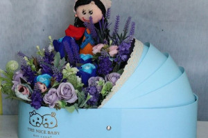مدل باکس نوزادی پسرانه با م رنگی آبی تزیین شده با بادکنک - گل - هدیه