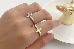 انگشتر صلیب 1401 دخترانه و پسرانه در طرحهای متنوع (سفید - طلایی رنگ)