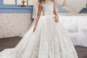 لباس عروس دخترانه 1401 سفید رنگ پفی همراه با دستکش/ کلاه/ تاج های زیبا