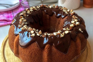 تزیین کیک با شکلات آب شده به روش بن ماری همراه با خلال و پودر (اسمارتیس های رنگی)