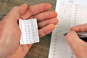 آیا تقلب روزه را باطل می کند ؟
