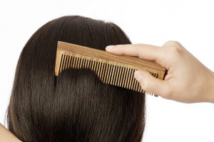 10 فایده شانه چوبی برای رشد و تقویت موها