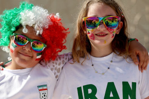پوشش متفاوت طرفداران زن تیم ملی فوتبال ایران / دیدار ایران ولز !